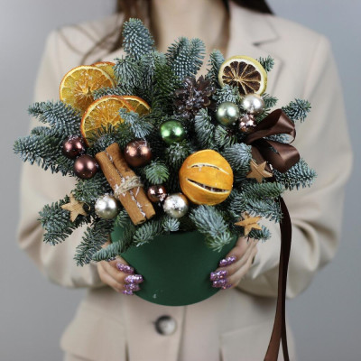 New Year's composition of nobilis in a hat box