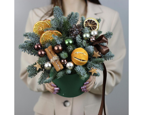 Новогодняя композиция из нобилиса в шляпной коробке.