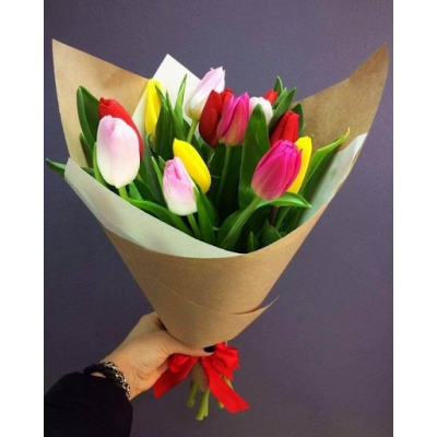 15 разноцветных тюльпанов
