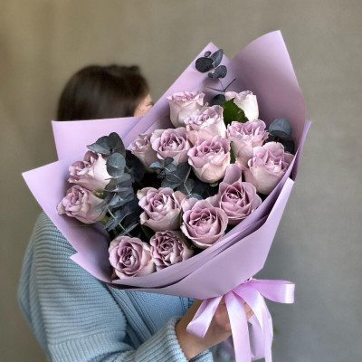 Букет з лавандових троянд