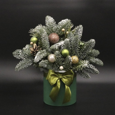 New Year's composition of nobilis in a hat box "Green Gold"