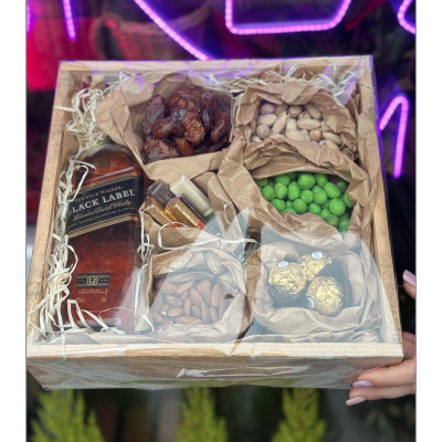 Gift set with nuts and drink