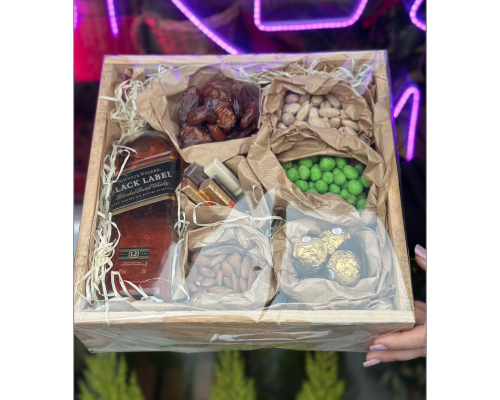 Gift set with nuts and drink