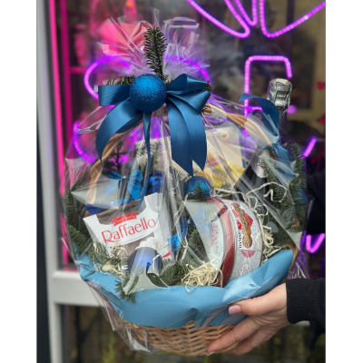 Gift basket in blue tones