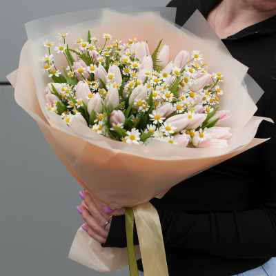 Букет квітів з тюльпанів та ромашок