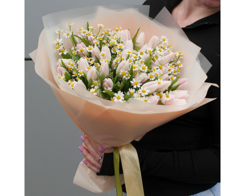 Букет квітів з тюльпанів та ромашок