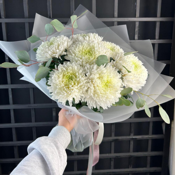 Bouquet of white chrysanthemums