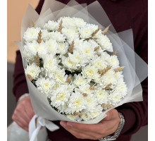 Букет із 9 білих кущових хризантем.