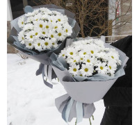 9 білих хризантем