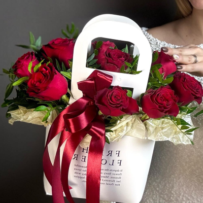 9 red roses in a purse.