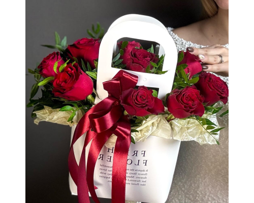 9 red roses in a purse.