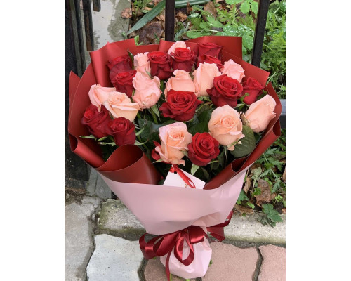 25 pink and red roses