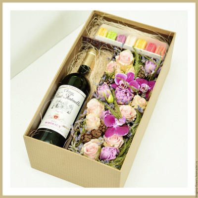 Коробка з квітами і вином №1